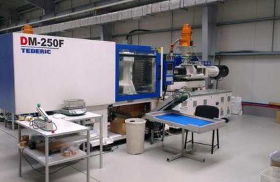 Metal injection molding machine in production at Emitech
